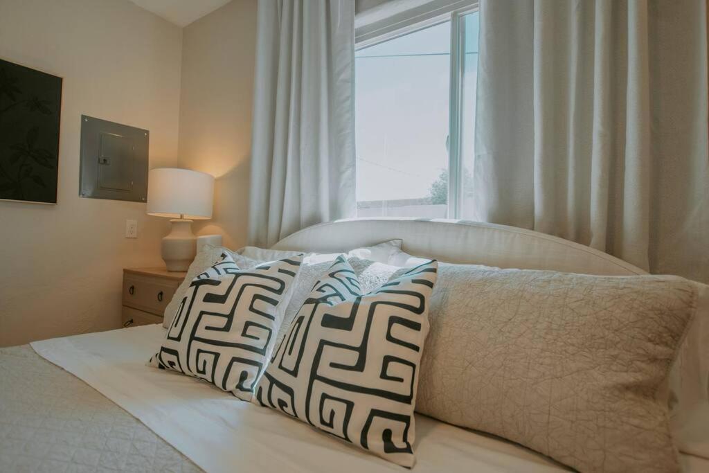 Casa Urbana-2bd-2bth-hot Tub-pet Friendly-no Pet Fees! Holiday home *