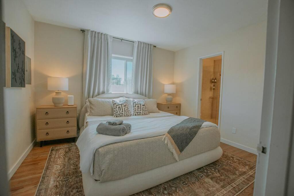 Casa Urbana-2bd-2bth-hot Tub-pet Friendly-no Pet Fees! Holiday home Albuquerque