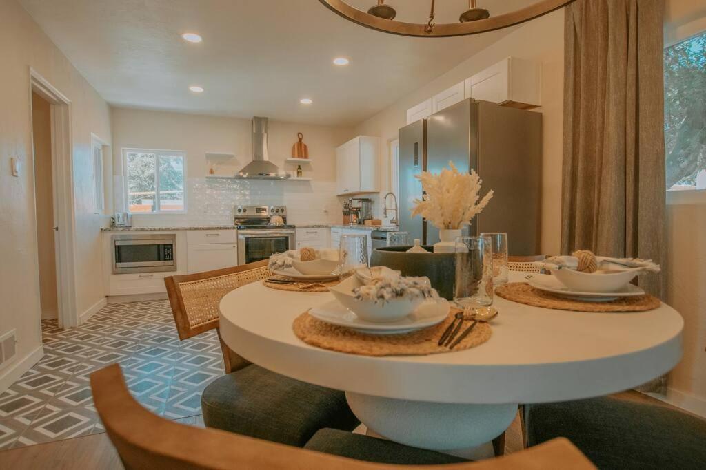 Casa Urbana-2bd-2bth-hot Tub-pet Friendly-no Pet Fees! Holiday home