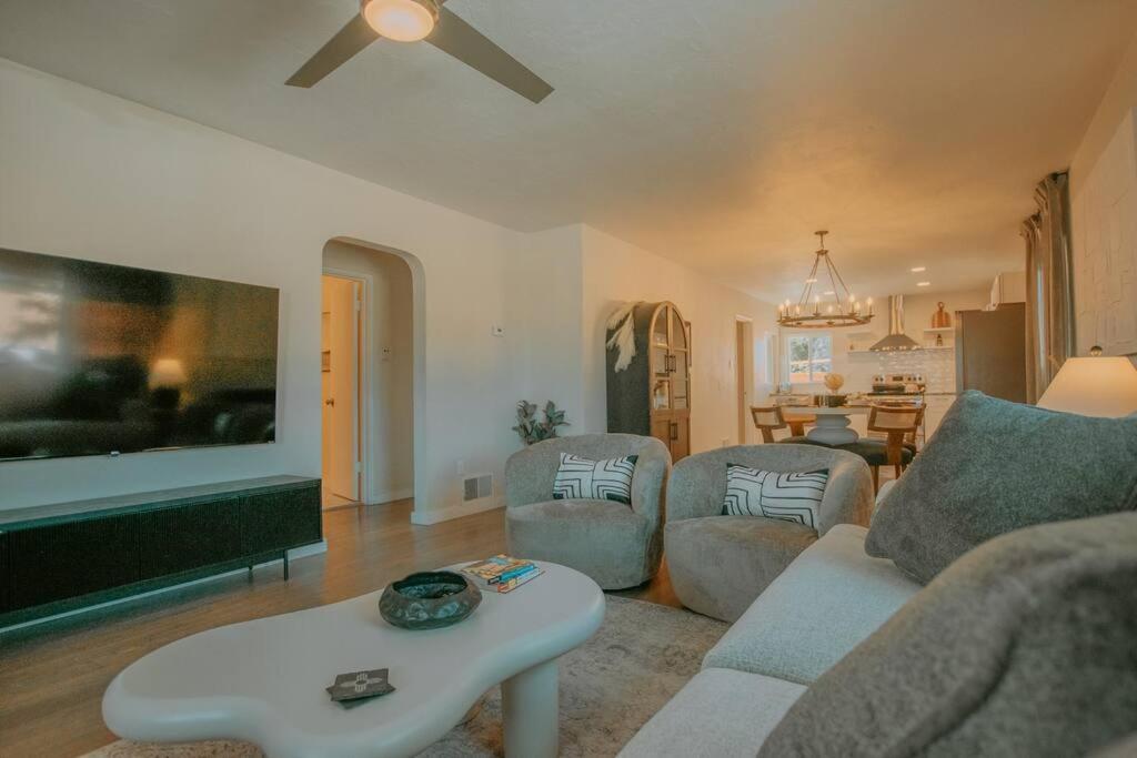 Casa Urbana-2bd-2bth-hot Tub-pet Friendly-no Pet Fees! *