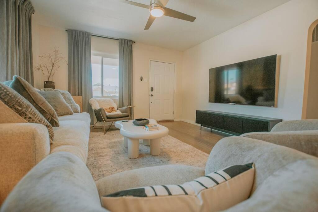 Casa Urbana-2bd-2bth-hot Tub-pet Friendly-no Pet Fees! Holiday home *