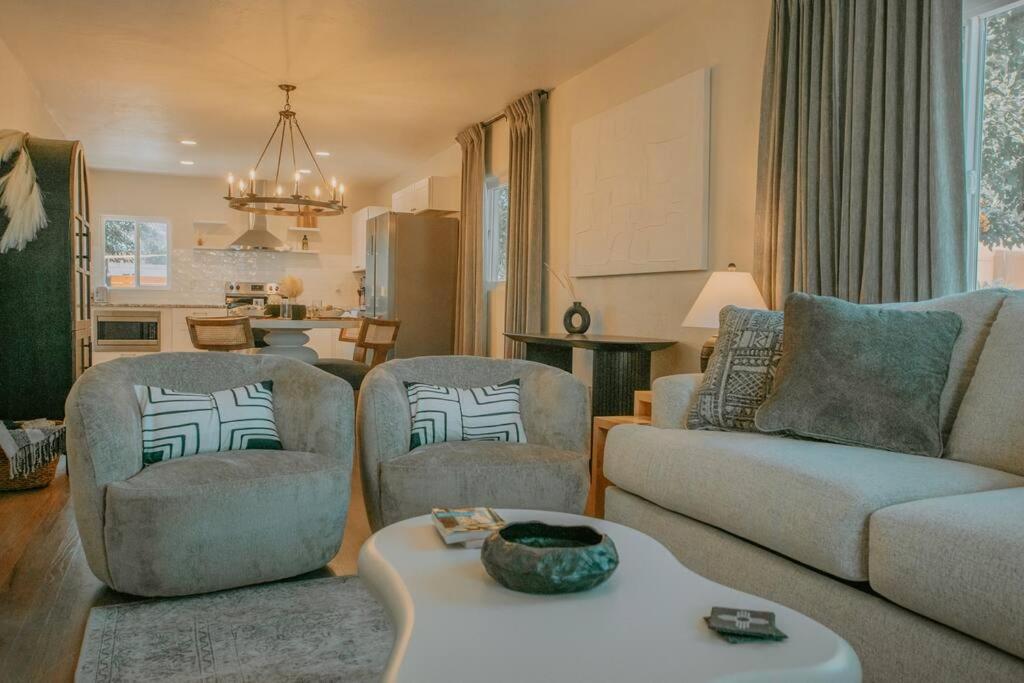 Casa Urbana-2bd-2bth-hot Tub-pet Friendly-no Pet Fees! Holiday home Albuquerque