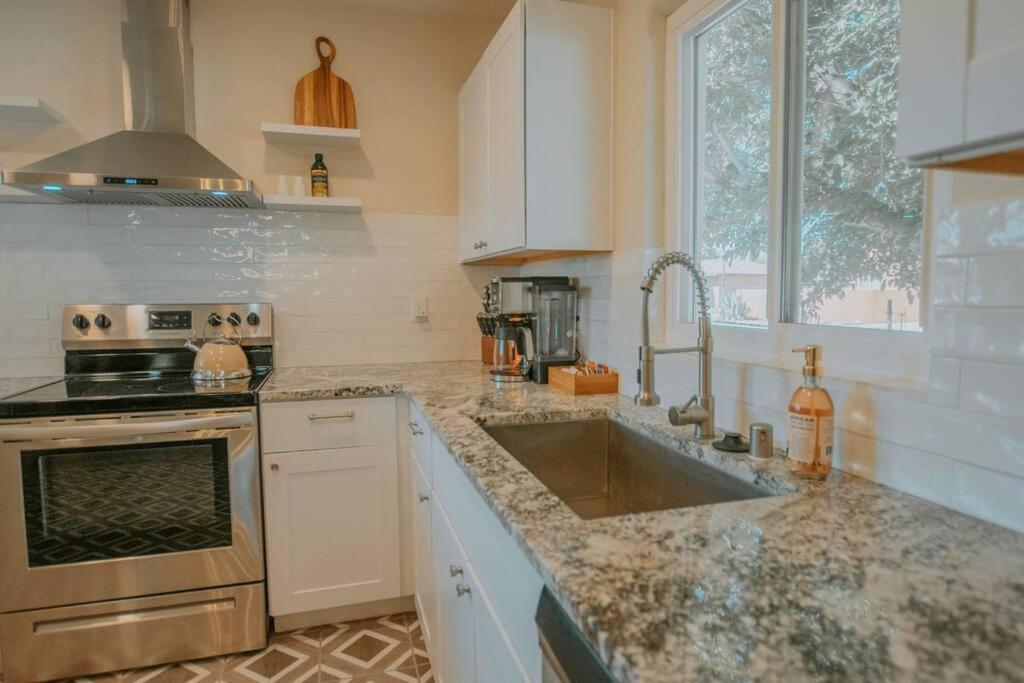 Casa Urbana-2bd-2bth-hot Tub-pet Friendly-no Pet Fees! * Albuquerque