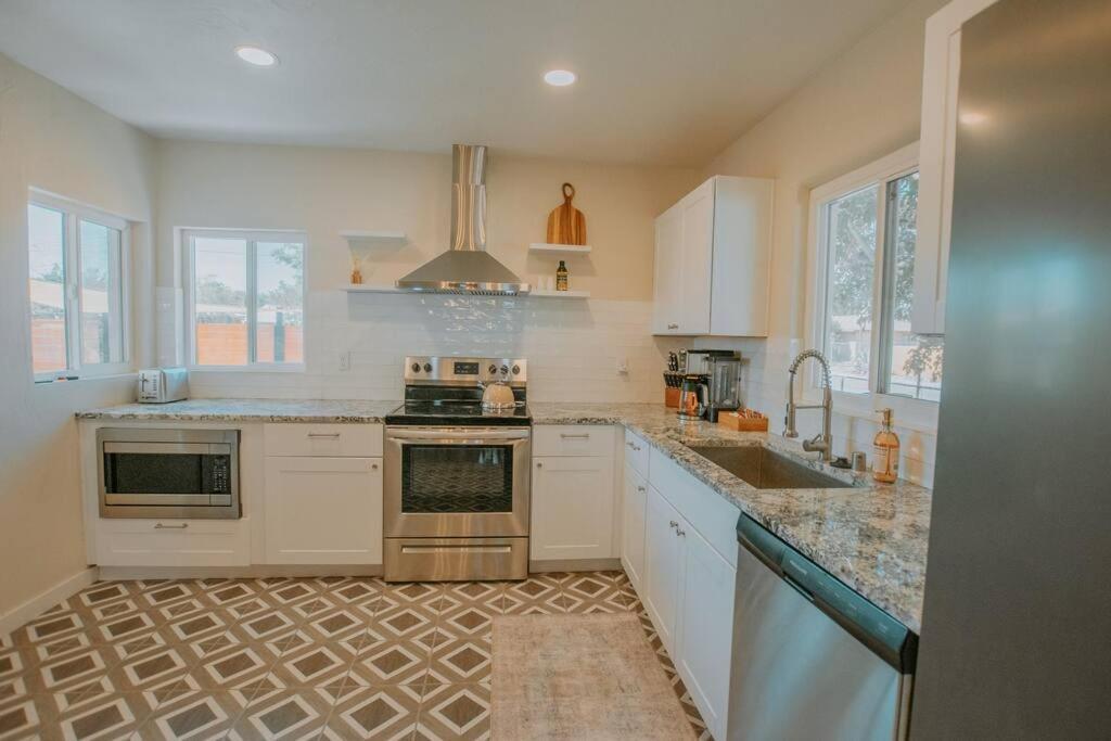 Casa Urbana-2bd-2bth-hot Tub-pet Friendly-no Pet Fees! Holiday home Albuquerque